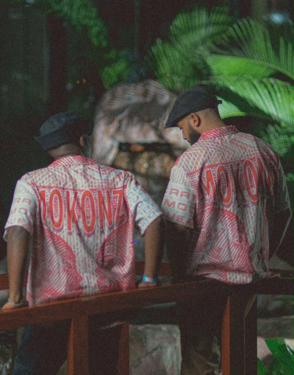 Chemise Mokonzi Paradoxe portée, vue de dos, imprimé MOKONZI visible